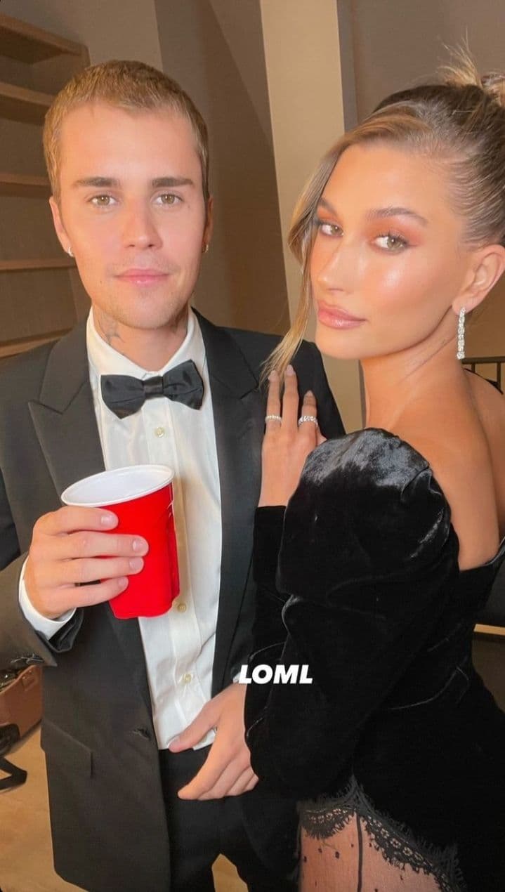 Горячо! Хейли Бибер взорвала сеть идеальной фигурой в соблазнительном вечернем платье